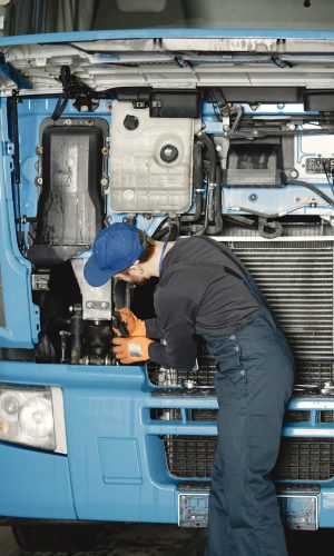 czlowiek-z-narzedziami-do-ciezarowki-pracownik-w-mundurze-wadliwa-ciezarowka